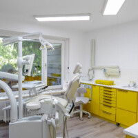 Behandlungszimmer 1 mit Behandlungsstuhl und Geräten