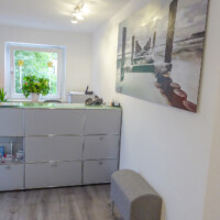 Empfangsbereich mit Tageslichtfenster und Rezeptionstisch
