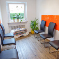 Wartezimmer mit Tageslichtfenster und mehreren Stühlen